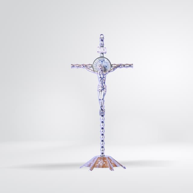 Crucifix Saint Benoît argenté sur socle