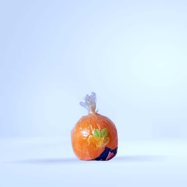 Bougie sculptée forme orange emballée