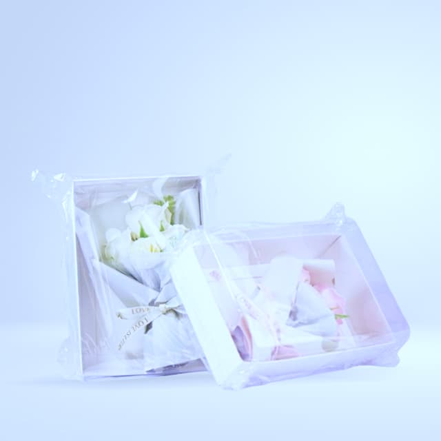 Coffret double roses blanches/roses (boîte transparente "Love is...")