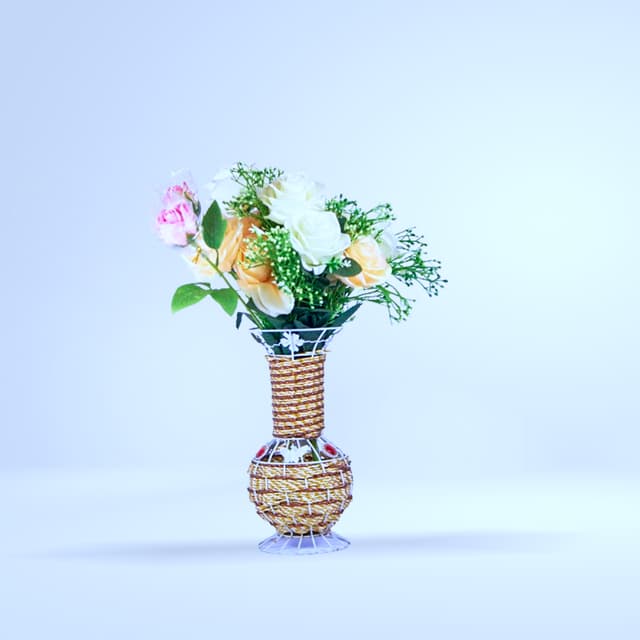 Vase tressé blanc - or avec roses blanches/orange