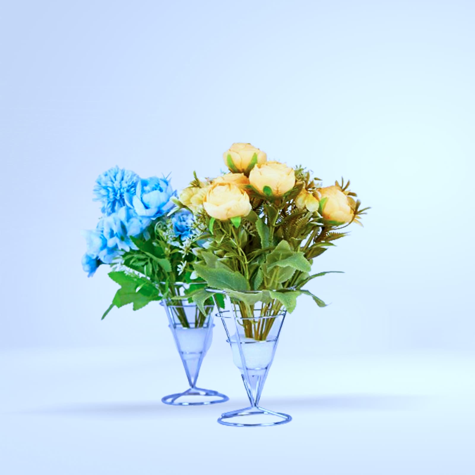 Duo bouquets fleurs (bleu, jaune/pêche) en vases coniques métal