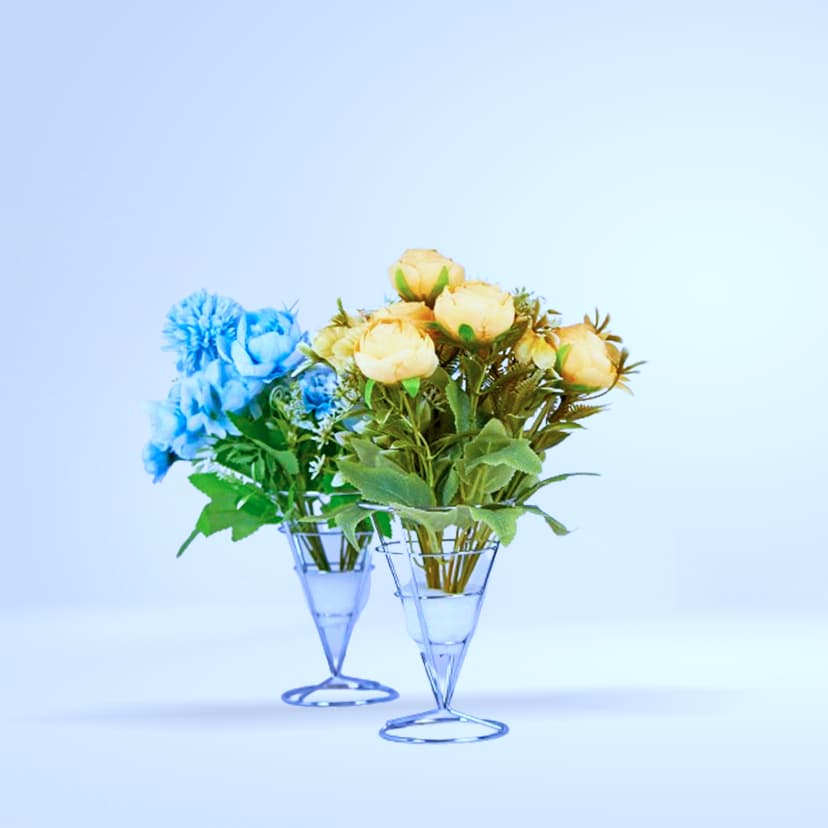 Duo bouquets fleurs (bleu, jaune/pêche) en vases coniques métal