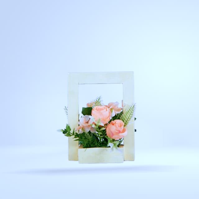 Bouquet roses saumon en cadre bois blanc
