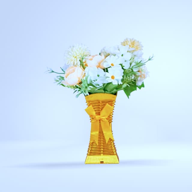 Bouquet fleurs blanches/crème en vase doré (ruban jaune)